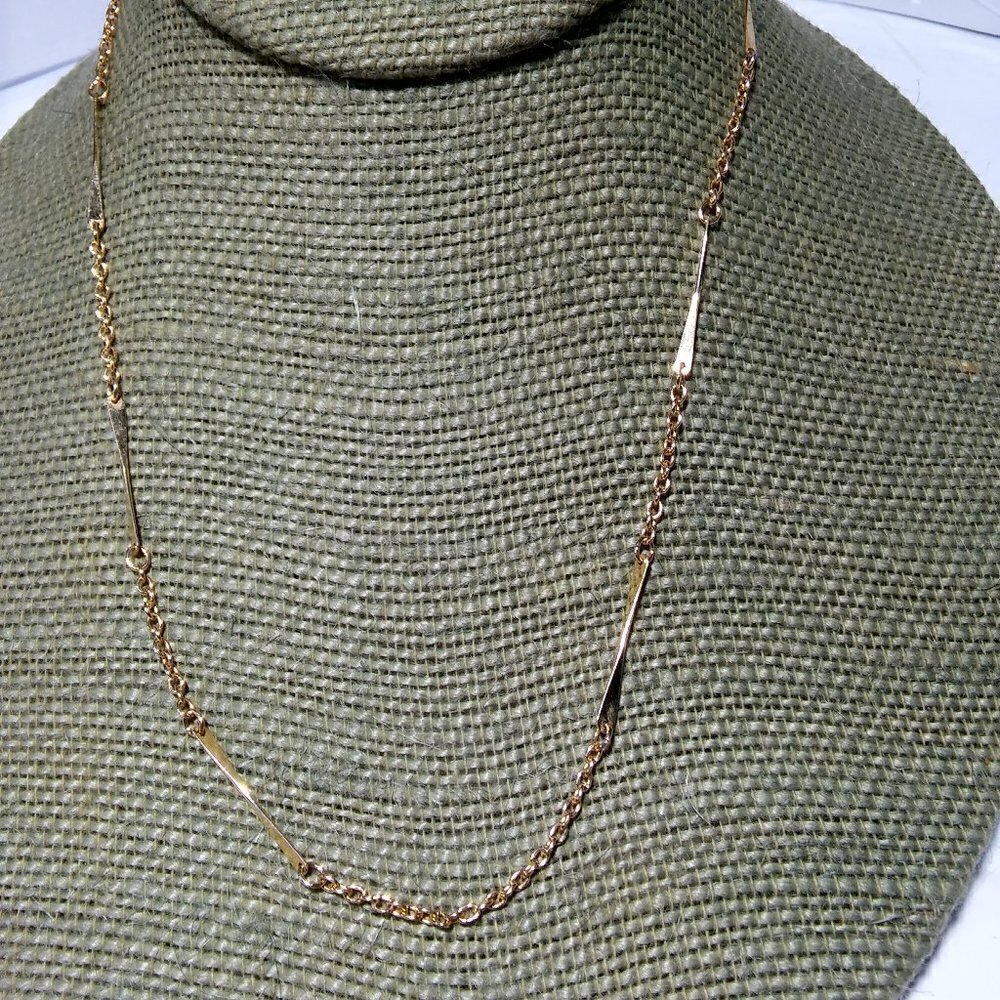 Women`s gold tone bar chain necklace.